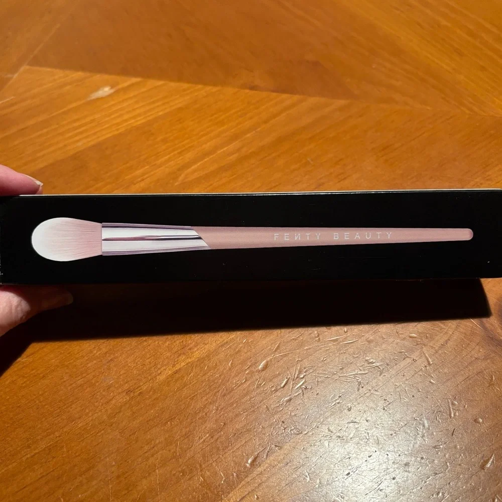 Fenty Beauty Highlighter Brush 135